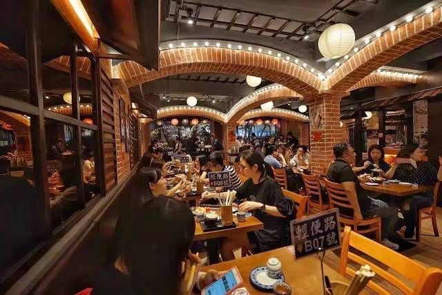 因隊伍太長嚴重阻塞街道的情況排隊排到腿軟的餐廳摩打食堂