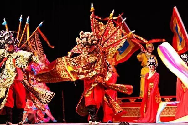 用新潮的方式傳承演繹經(jīng)典粵劇文化，在大龍鳳的粵劇氛圍中吃雞煲